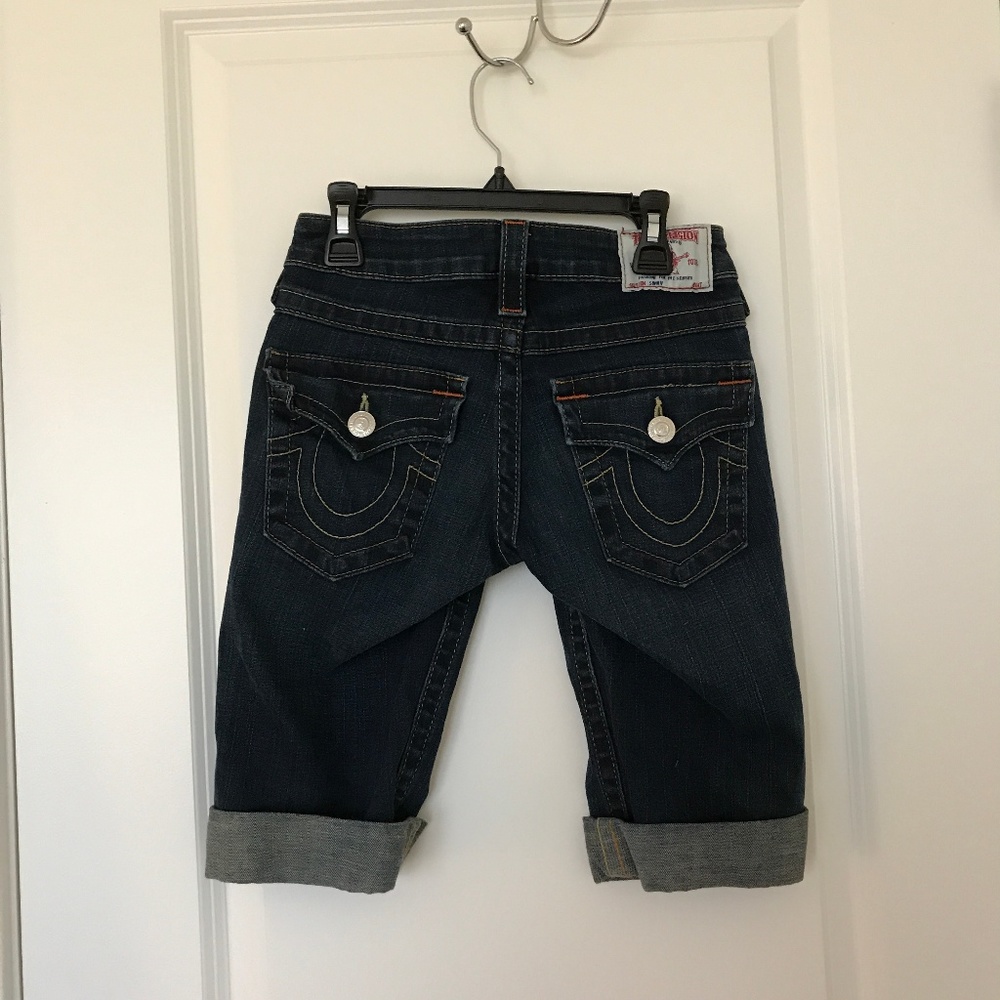 TRUE RELIGION CAPRI JEANS . DARK DENIM. SIZE 24.